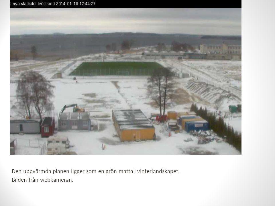 Den uppvärmda planen ligger som en grön matta i vinterlandskapet. Bilden från webkameran.