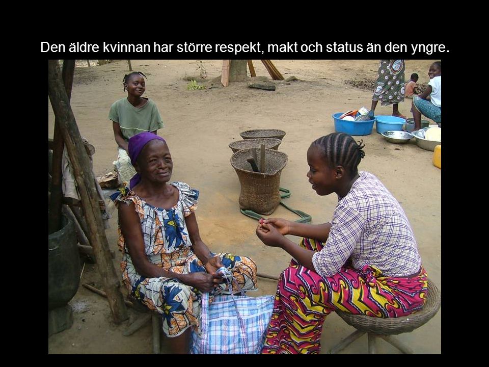 Den äldre kvinnan har större respekt, makt och status än den yngre.